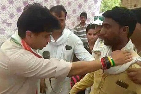 किसानों को कर्जमाफी के फायदे गिना रहे थे सिंधिया, तभी उठा एक किसान... किसानों को कर्जमाफी के फायदे गिना रहे थे सिंधिया, तभी उठा एक किसान...