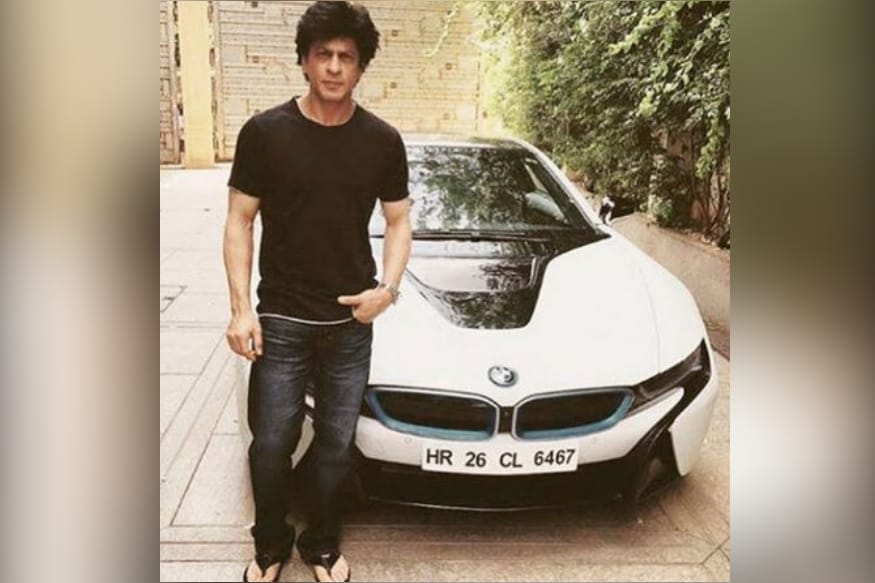  रोमांस के किंग शाहरुख खान के पास एक Bugatti Veyron कार है. इस कार की कीमत 12 करोड़ रुपए है.