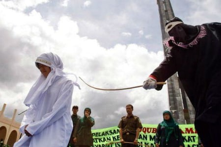  हालिया मामला रेप से जुड़ा है. मासूम से रेप शरीयत में जघन्यतम अपराध में रखा जाता है. इसके लिए दोषी को सार्वजनिक स्‍थल पर ले जाकर सबसे के सामने सिर कलम कर दिया जाता है. इतना ही नहीं इस कानून के अनुसार चोरी करने के आरोप में दोषी के हाथ काट दिये जाते हैं. इसी तरह अपने पति से पत्नी के संबंध ना रखने पर महिला को पत्थरों से मार-मार कर जान लेने की सजा दी जाती है.