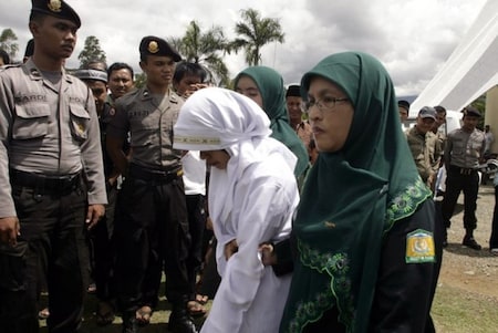  इतना ही नहीं शरीरत कानून के अनुसार स्‍त्रियों द्वारा पुरुषों का अपमान करने पर 70-100 कोड़े मारने की सजा भी दी जाती है. हाल ही में सउदी अरब में राष्ट्रदोह के एक मामले में 37 लोगों का एक साथ सिर कलम कद देने का आरोप लगा था. इसके अलावा सउदी अरब में ड्रग स्मगलिंक करने वाले को भी सरेआम सिर काट कर मार देने की सजा होती है. लेकिन शरीयत इतना ही नहीं है. जानिए इसके बारे में पूरी जानकारी.