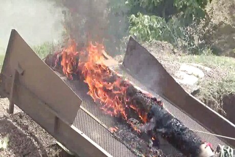 सिंध नदी के घाट पर 20 फुट ऊंचा रेत का स्टॉक जब्त, 4 पनडुब्बियों में लगाई गई आग