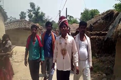 लोकसभा चुनाव: बारात से पहले वोट डालने पहुंचा दूल्हा, बोला- पहले मतदान फिर सिंदूरदान लोकसभा चुनाव: बारात से पहले वोट डालने पहुंचा दूल्हा, बोला- पहले मतदान फिर सिंदूरदान