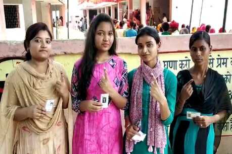 पहली बार वोट डालने पहुंची वोटर्स