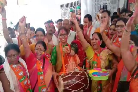 जश्न मनातीं बीजेपी कार्यकर्ता