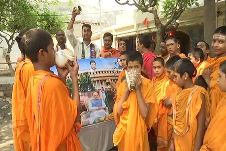 दुग्धाभिषेक करते लोजपा कार्यकर्ता