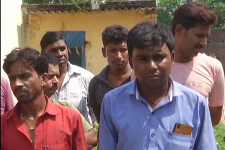मां का अंतिम संस्कार करने से पहले बेटों ने किया मतदान मां का अंतिम संस्कार करने से पहले बेटों ने किया मतदान