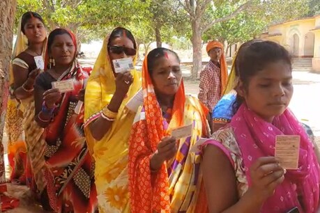 झारखंड में 4 सीटों पर 64.46 फीसदी वोटिंग, पिछली बार की तुलना में कम पड़े वोट झारखंड में 4 सीटों पर 64.46 फीसदी वोटिंग, पिछली बार की तुलना में कम पड़े वोट