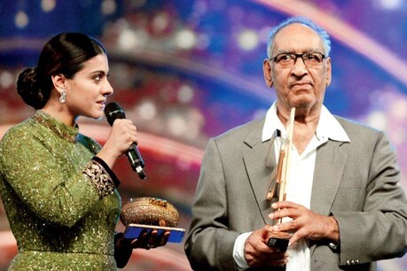 बॉलीवुड स्टार अजय देवगन के पिता वीरू देवगन के निधन से दुखी काजोल ने एक फोटो शेयर करते हुए इंस्टाग्राम पर एक इमोशनल पोस्ट लिखा है.