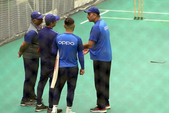 इंडोर प्रेक्टिस सेशन के दौरान कप्तान विराट कोहली, टीम कोच रवि शास्त्री, गेंदबाजी कोच भरत अरूण और बल्लेबाजी कोच संजय बांगड़ के साथ बातचीत करते हुए 