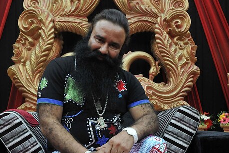 गुरमीत राम रहीम सिंह, पत्रकार छत्रपति की हत्या और दो साध्वियों के रेप का दोषी है. (फाइल फोटो)