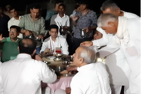 जालोर में एक खेत में खाना खाते डिप्टी सीएम सचिन पायलट। फोटो : न्यूज 18 राजस्थान ।