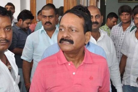 मुन्ना बजरंगी हत्याकांड में दोषी पाए गए जेलर को सरकार ने बर्खास्त कर दिया है. (फाइल फोटो)