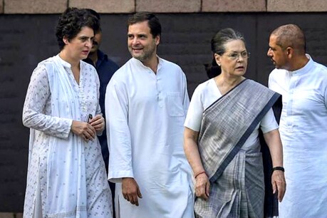 प्रियंका गांधी, राहुल गांधी और सोनिया गांधी (फाइल फोटो)