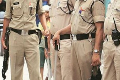 पुलिसवालों की आंख में ग्रामीणों ने मिर्ची पाउडर डाला और फिर पिटाई की (Demo Pic)