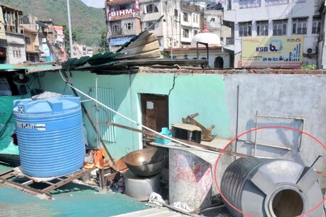 हिमाचल प्रदेश में बारिश और आंधी, पेड़ गिरे और घरों की छतें उड़ीं हिमाचल प्रदेश में बारिश और आंधी, पेड़ गिरे और घरों की छतें उड़ीं