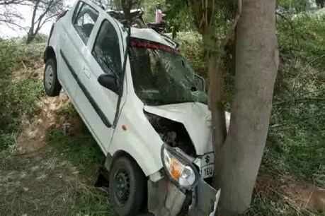 चरखी दादरी में असंतुलित कार पेड़ से टकराई, एक की मौत चरखी दादरी में असंतुलित कार पेड़ से टकराई, एक की मौत