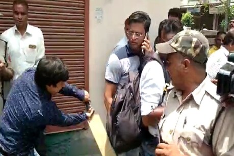 आकाश विजयवर्गीय के खिलाफ शहर के एमजी रोड थाने में FIR दर्ज कराई गई थी. आकाश के खिलाफ धारा 353, 294, 506, 147 और 148 के तहत चार्ज लगाए गए हैं