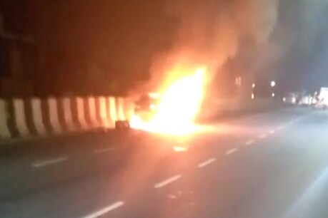फरीदाबाद में चलती कार बनी आग का गोला, बाल-बाल बचा परिवार