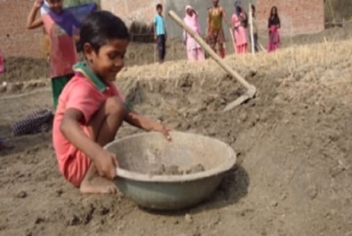 स ख स ज झ रह ब द लख ड म ब द क क ओ और त ल ब स फ ल इन लव People Campaign For Digging Well And Pond In Banda Uttar Pradesh To Save Rain Water For Irrigation