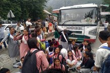 PHOTOS: कुल्लू बस हादसा: बसों में ओवरलोडिंग पर सख्ती, स्कूली बच्चों का धरना