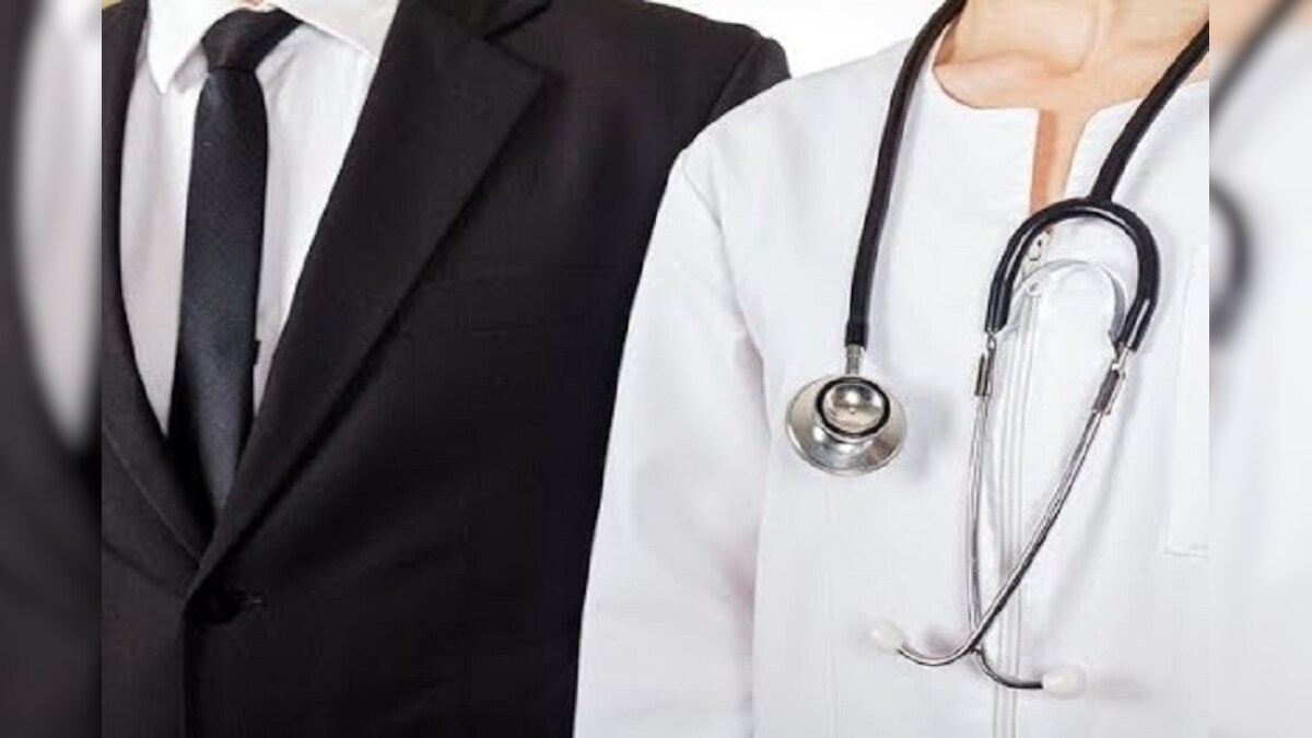 आखिर वकील काला और डॉक्टर सफेद कोट ही क्यों पहनते हैं? why lawyers wear