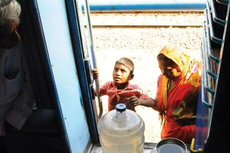 सिद्धार्थ धागे रोज दोपहर में औरंगाबाद-हैदराबाद पैसेंजर में अपने दो डिब्बे लेकर सवार होता है.