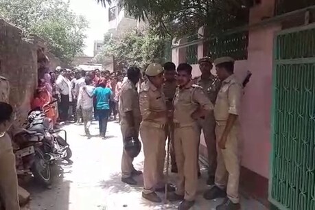 पड़ोसियों ने जब घर से तेज बदबू की शिकायत की तो पुलिस ने मौके पर पहुंचकर घर से लड़की का शव बरामद किया