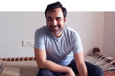  चोट की वजह को लेकर सोच रहे हैं तो बता दें कि एक सीन में पंकज त्रिपाठी को बाइक चलानी थी. बस इसी दौरान पंकज त्रिपाठी हादसे का शिकार हो गए. हैरानी इस बात की है पंकज को अपनी चोट की सीरियसनेस का अंदाजा नहीं था. वह फैमिली के साथ स्कॉटलैंड जाने को लेकर काफी एक्साइटेड थे. वेकेशन पर जाने के बाद भी जब उनका दर्द नहीं रुका तो उन्होंने डॉक्टर को दिखाया.