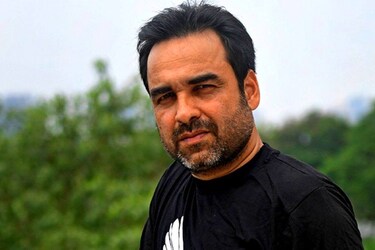  पंकज ने आगे बताया, 'शूटिंग सेट पर भी फिल्म के क्रू मेंबर मेरा बहुत ख्याल रख रहे हैं. कोई मुझे ऐसे सीन करने को नहीं दे रहा है, जिसमें कोई फिजिकल स्ट्रेस का इस्तेमाल होना है. रणवीर भी मेरी सेहत का बहुत ख्याल रख रहे हैं और दूर से ही मुझसे बात करते हैं, ताकि मुझे चोट ना पहुंचे. सेट पर फिजियोथेरेपिस्ट भी बुलाया गया है, जो मेरी चोट को जल्दी ठीक करने में मदद कर रहा है.'