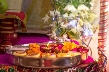, मां लक्ष्मी को ये फूल अर्पित कर करें इस मंत्र का पाठ, जानिए कई भागवानों के प्रिय मंत्र और फूल
