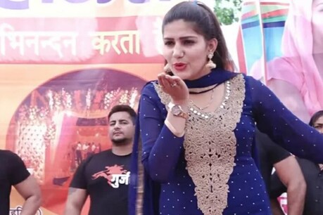 सपना चौधरी के इस डांस पर लोगों ने जमकर उड़ाए पैसे, देखें Video सपना चौधरी के इस डांस पर लोगों ने जमकर उड़ाए पैसे, देखें Video