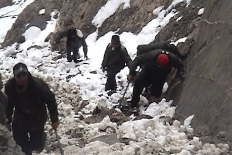 पिथौरागढ़ ज़िला प्रशासन आर्मी और एयरफ़ोर्स के साथ मिलकर रेसक्यू अभियान चलाएगा.