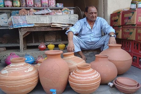 शहीद के मां-पिता बोले- 9 साल से सरकारी मदद का इंतजार, मिट्टी का बर्तन बेचकर चल रहा गुजारा शहीद के मां-पिता बोले- 9 साल से सरकारी मदद का इंतजार, मिट्टी का बर्तन बेचकर चल रहा गुजारा
