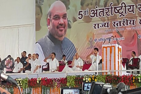 रोहतक में योग करते अमित शाह