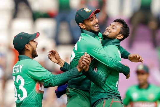शाकिब अल हसन विकेट का जश्‍न मनाते हुए. (AP Photo)