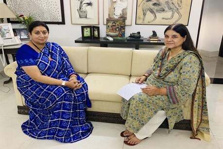 मंत्रालय का जिम्मा लेने से पहले मेनका गांधी से मिलीं स्मृति ईरानी, कही ये बात... मंत्रालय का जिम्मा लेने से पहले मेनका गांधी से मिलीं स्मृति ईरानी, कही ये बात...