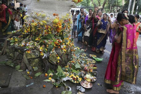 पूर्णिमा को वट सावित्री व्रत की इस विधि से करें पूजा, लंबी होगी पति की उम्र, जीवन में होगी ख़ुशी