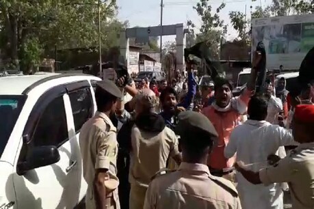 बिहार में लू से मौतों पर गुस्से में लोग, औरंगाबाद में स्वास्थ्य मंत्री को दिखाए काले झंडे बिहार में लू से मौतों पर गुस्से में लोग, औरंगाबाद में स्वास्थ्य मंत्री को दिखाए काले झंडे