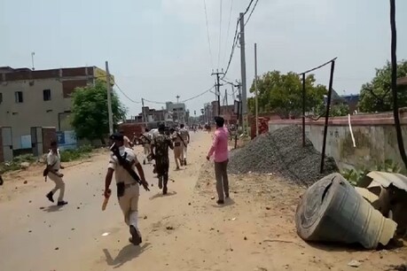 नालंदा में उपद्रव के बाद लोगों को खदेड़ती पुलिस