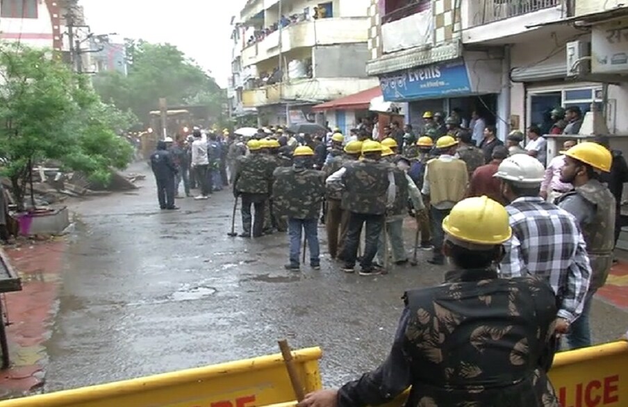  शुक्रवार सुबह 3 थानों की पुलिस और नगर निगम के 150 कर्मचारियों-अफसरों की मौजूदगी में मकान को ढहाने की कार्रवाई की गयी.