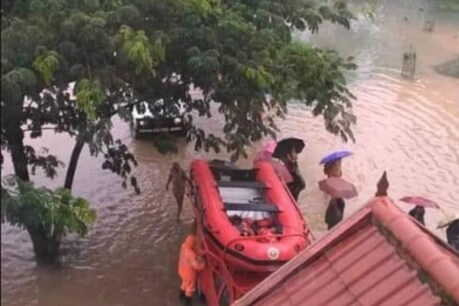 केरल में बारिश का तांडव, चार की मौत और तीन लोग गायब; इन जिलों में रेड अलर्ट जारी केरल में बारिश का तांडव, चार की मौत और तीन लोग गायब; इन जिलों में रेड अलर्ट जारी