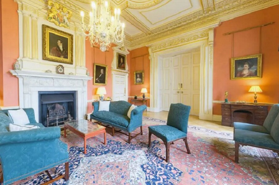  इसे टेरोकाटा रूम कहा जाता है, आमतौर पर प्रधानमंत्री यहीं अपने विदेशी मेहमानों का स्वागत करते हैं. पहले इस कमरे का हरा था, उस समय मार्गरेट थैचर प्रधानमंत्री थीं. उससे पहले ये कमरा नीले रंग का था. अब इसकी रंग सज्जा पीली और नारंगी है.