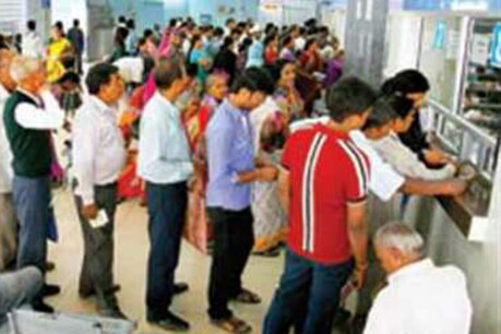 DM की पत्नी ने सरकारी अस्पताल में लाइन में लग कर करवाया इलाज, नहीं बताई पहचान DM की पत्नी ने सरकारी अस्पताल में लाइन में लग कर करवाया इलाज, नहीं बताई पहचान
