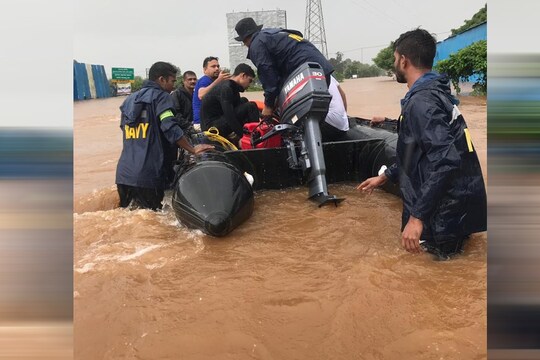 बारिश में फंसी महालक्ष्मी एक्सप्रेस के यात्रियों को बचाने के लिए रेस्क्यू ऑपरेशन जारी है. 