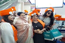 PHOTOS : सिर पर मालवी पगड़ी सजाकर दुबई के लिए उड़ चले यात्री