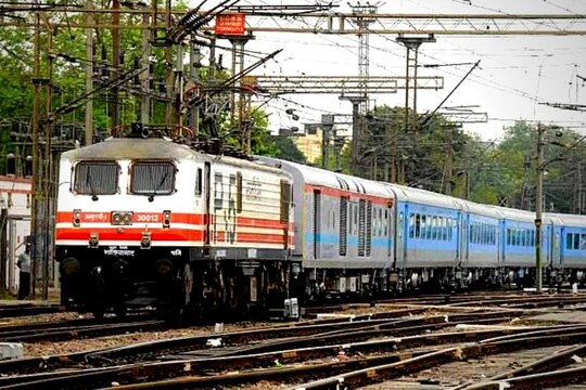 भारतीय रेलवे सीधे प्राइवेट कंपनियों से खरीद सकता है ट्रेनें और ट्रेन के डिब्बे (फाइल फोटो)