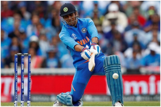 आईसीसी क्रिकेट वर्ल्ड कप 2019 के सेमीफाइनल में न्यूजीलैंड के खिलाफ टीम इंडिय 18 रनों से हार गई, जिसके बाद धोनी पर धीमा खेलने के आरोप लग रहे हैं.