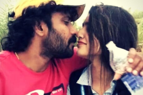 दोस्त को KISS करने जा रही थीं प्रिया प्रकाश, हो गया मजाक दोस्त को KISS करने जा रही थीं प्रिया प्रकाश, हो गया मजाक