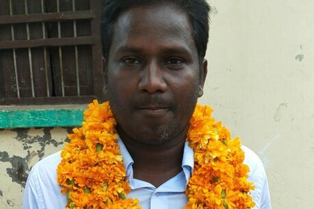 बचपन में कभी पिता के साथ ठेले पर बेचता था सब्जी.
