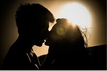 क्या KISS करने से यौन संक्रमण की बीमारियां हो सकती हैं?